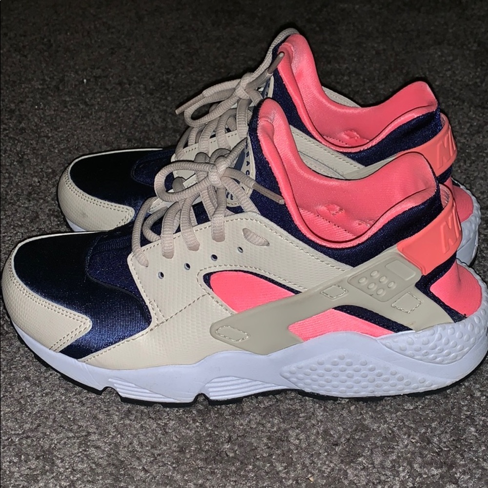 Woman’s Nike huaraches